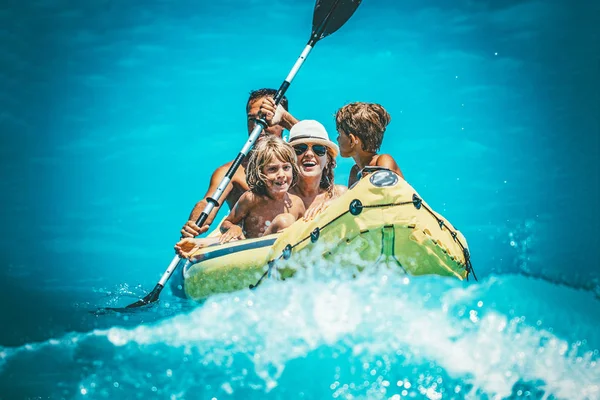 Šťastná Rodina Těší Pádlování Žlutý Kajak Tropický Oceán Vody — Stock fotografie