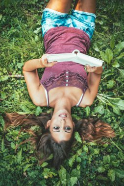 genç kadın okuma kitabı bahar Parkı