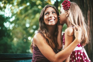 Anne ve kızı eğleniyor Parkı'nda bahar günü