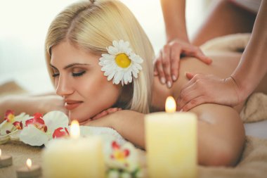 Genç kadın sıcak taş Spa ile rahatlatıcı