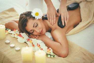 Genç kadının Spa'da sırt masajı