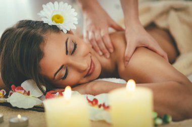 Genç kadının Spa'da sırt masajı