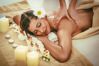 Genç kadının Spa'da sırt masajı