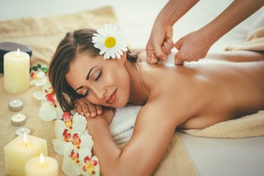 Genç kadının Spa'da sırt masajı