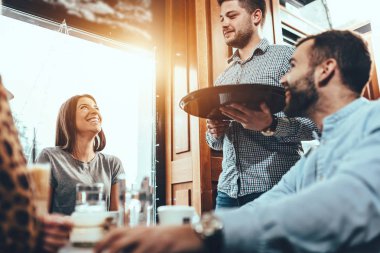 genç garson servis grup arkadaşları kafede gülümseyen genç