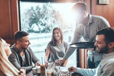 genç garson servis grup arkadaşları kafede gülümseyen genç