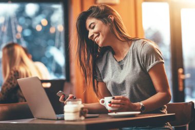 kahve içme ve kafede smartphone kullanarak kadın 