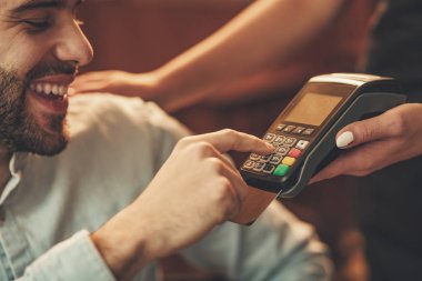 genç adam garson kahve kafede kredi kartı ile ödeme