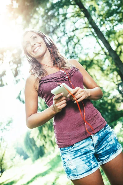 Jonge Vrouw Met Koptelefoon Ontspannen Groene Zomer Park — Stockfoto