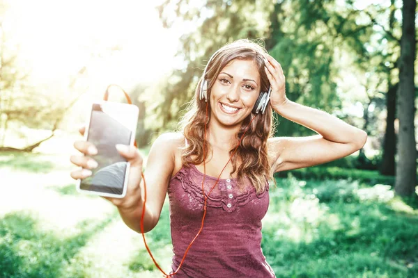 Jeune Femme Avec Casque Relaxant Dans Parc Été Vert — Photo