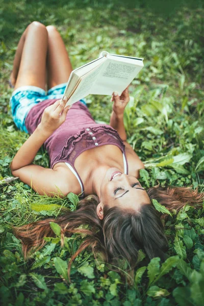 Genç Kadın Okuma Kitabı Bahar Parkı — Stok fotoğraf