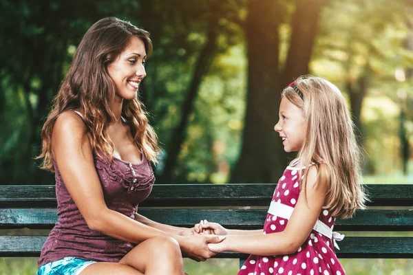 Mutter Und Tochter Amüsieren Sich Frühlingstag Park — Stockfoto