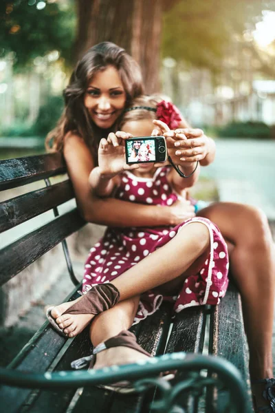 Feliz Niña Madre Posando Para Selfie Banco Parque — Foto de Stock