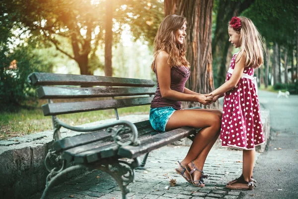 Anne ve kızı eğleniyor Parkı'nda bahar günü