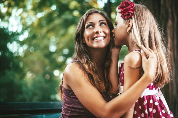 Anne ve kızı eğleniyor Parkı'nda bahar günü