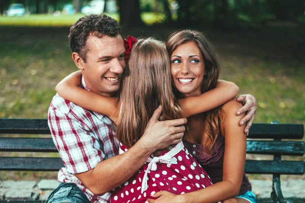 Bambina Abito Rosso Divertirsi Con Genitori Nel Parco — Foto Stock