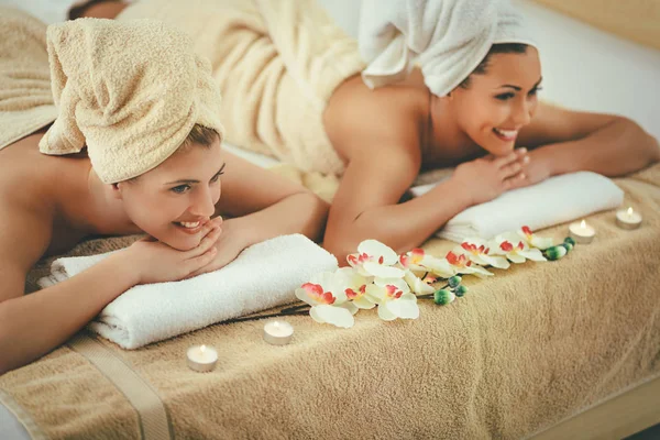 Young Women Relaxing Enjoying Skin Care Treatment Spa — Stock Photo, Image