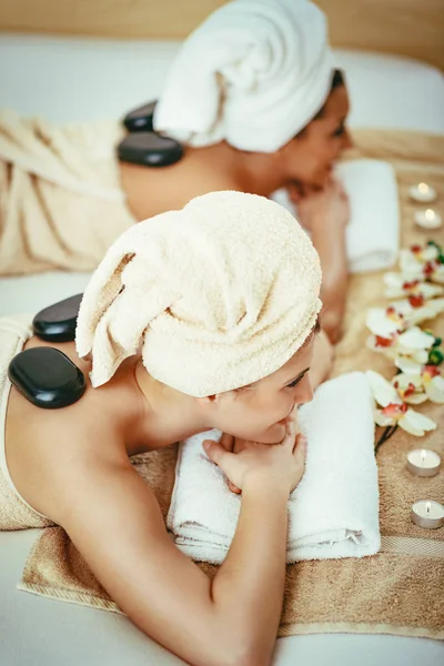 Mulheres Jovens Relaxar Desfrutar Tratamento Cuidados Com Pele Spa — Fotografia de Stock