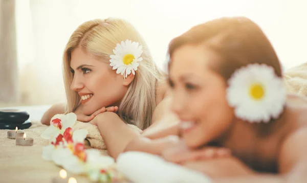 Mujeres Jóvenes Relajándose Disfrutando Del Tratamiento Del Cuidado Piel Spa — Foto de Stock