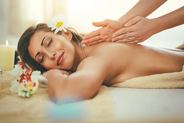 Junge Frau Genießt Rückenmassage Wellnessbereich — Stockfoto