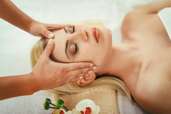 Ung Kvinna Njuter Huvud Massage Spa — Stockfoto