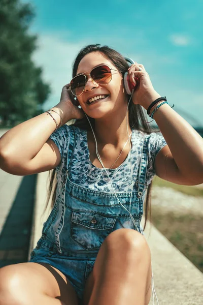 Joyeuse Jeune Femme Écoutant Musique Partir Smartphone Sur Rive — Photo