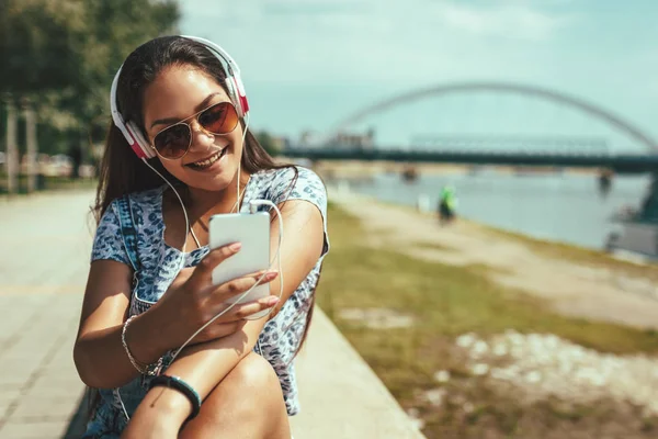 Vrolijke Jonge Vrouw Luisteren Muziek Van Smartphone Rivieroever — Stockfoto