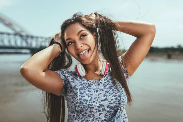 Alegre Sonriente Mujer Divirtiéndose Ciudad Riverbank —  Fotos de Stock