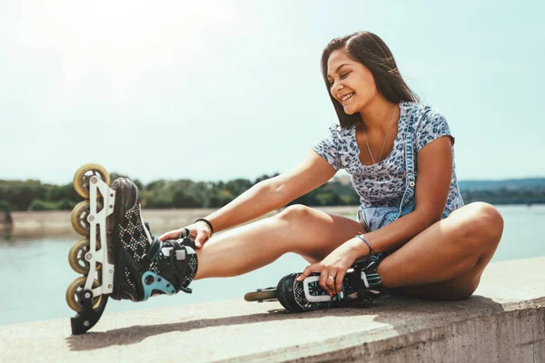 Jeune Femme Préparant Pour Roller — Photo