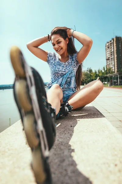 Jovem Mulher Preparando Para Patinação — Fotografia de Stock