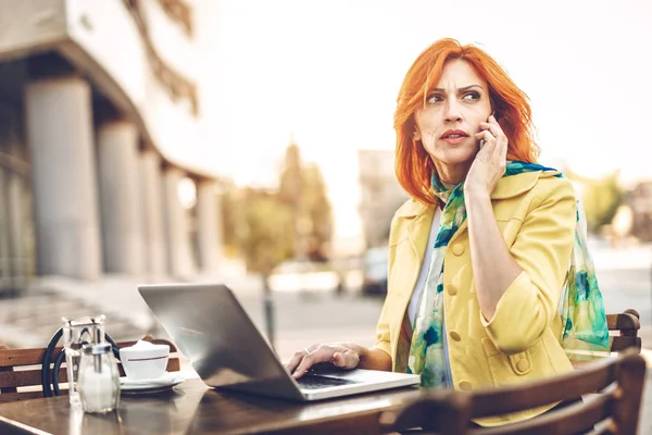 Geschäftsfrau Arbeitet Mit Laptop Und Smartphone Kaffeepause Straßencafé — Stockfoto