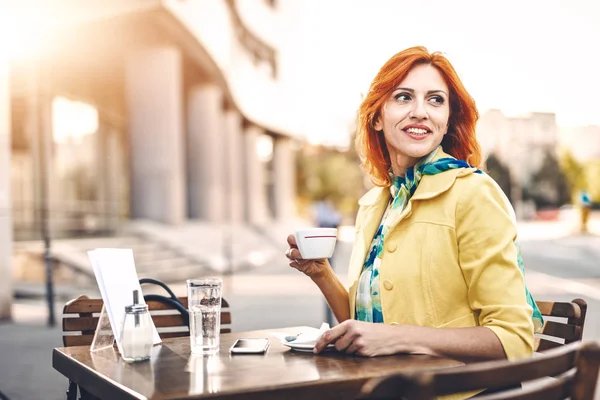 Lächelnde Geschäftsfrau Beim Telefonieren Einer Kaffeepause Einem Straßencafé — Stockfoto
