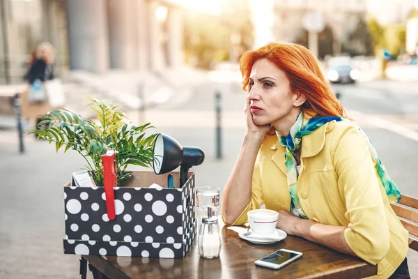 Ernsthafte Nachdenkliche Geschäftsfrau Sitzt Straßencafé Mit Kiste Voller Sachen Aus — Stockfoto