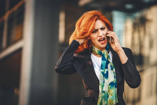 Sorridente Donna Affari Successo Che Parla Smartphone Nel Distretto Degli — Foto Stock