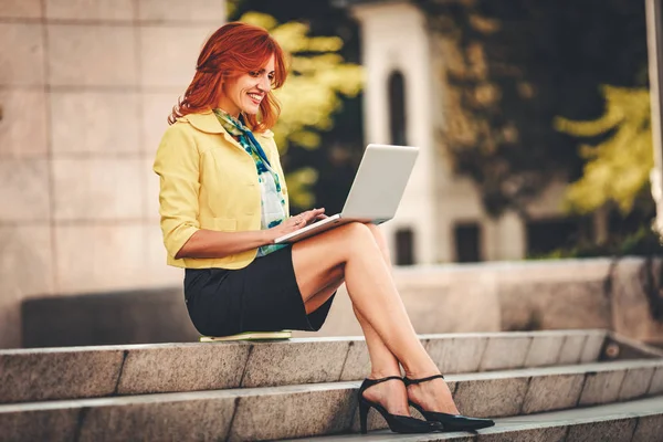 Geschäftsfrau Sitzt Auf Treppe Büroviertel Und Arbeitet Laptop — Stockfoto