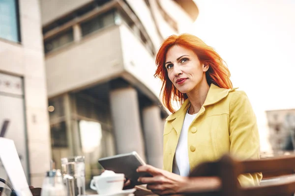 Geschäftsfrau Arbeitet Kaffeepause Straßencafé Digitalem Tablet — Stockfoto
