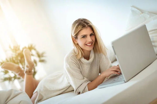 Mladá Usmívající Žena Posteli Surfování Čisté Laptop — Stock fotografie