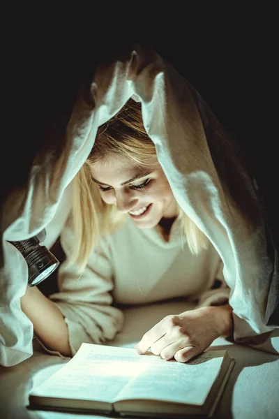 Young Woman Reading Book Bed Covering Holding Flashlight — Stock Photo, Image