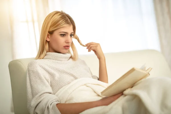 Young Woman Relaxing Reading Book Sofa Home — Stock Photo, Image