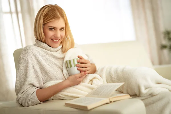 Jovem Mulher Relaxante Leitura Livro Sofá Casa — Fotografia de Stock