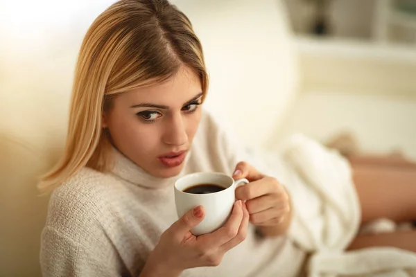 Young Smiling Woman Cup Coffee Sitting Blanket Sofa — Stock Photo, Image