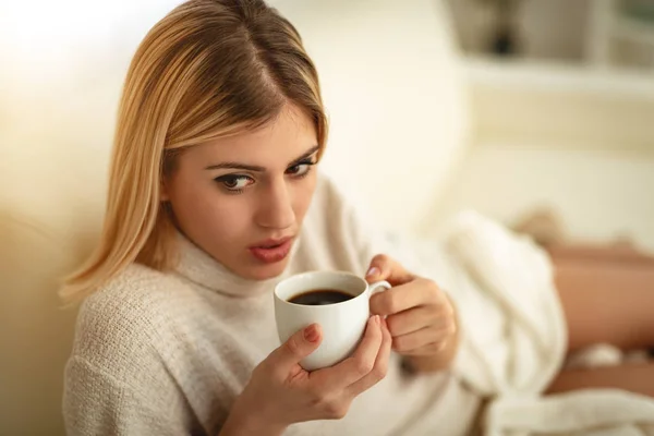 Mladá Usměvavá Žena Šálkem Kávy Dece Gauči — Stock fotografie