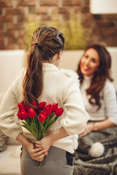 Rückansicht Der Kleinen Tochter Mit Roten Tulpen Für Junge Mutter — Stockfoto