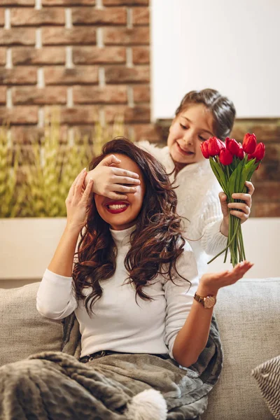 Kleine Tochter Hält Rote Blumen Für Staunende Freudige Mama — Stockfoto