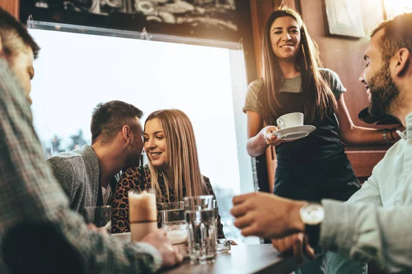 Молода Офіціантка Обслуговує Групу Молодих Усміхнених Друзів Кафе — стокове фото