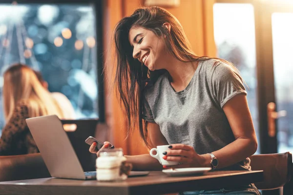 Donna Che Beve Caffè Utilizza Smartphone Nel Caffè — Foto Stock