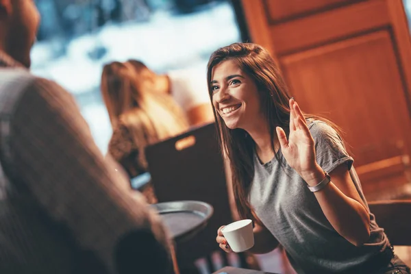 Camarero Joven Sirviendo Joven Mujer Sonriente Cafetería — Foto de Stock