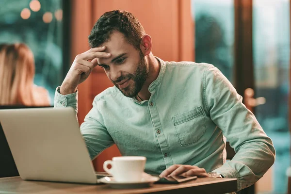 Joven Hombre Negocios Utilizando Ordenador Portátil Beber Café Cafetería — Foto de Stock