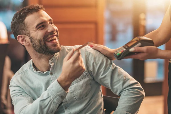 Junger Mann Bezahlt Kellnerin Café Mit Kreditkarte Für Kaffee — Stockfoto