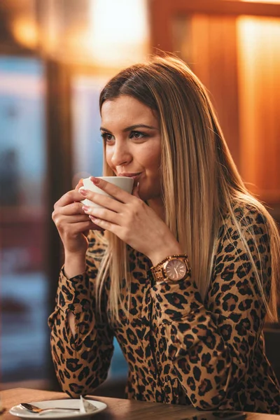 Sonriente Joven Bebiendo Café Con Crema Batida Cafetería —  Fotos de Stock